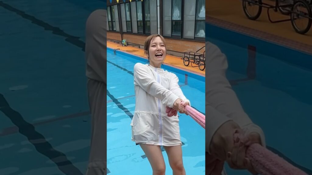 間違ったらプールでびしょ濡れ！ギリギリタオルクイズチャレンジ！