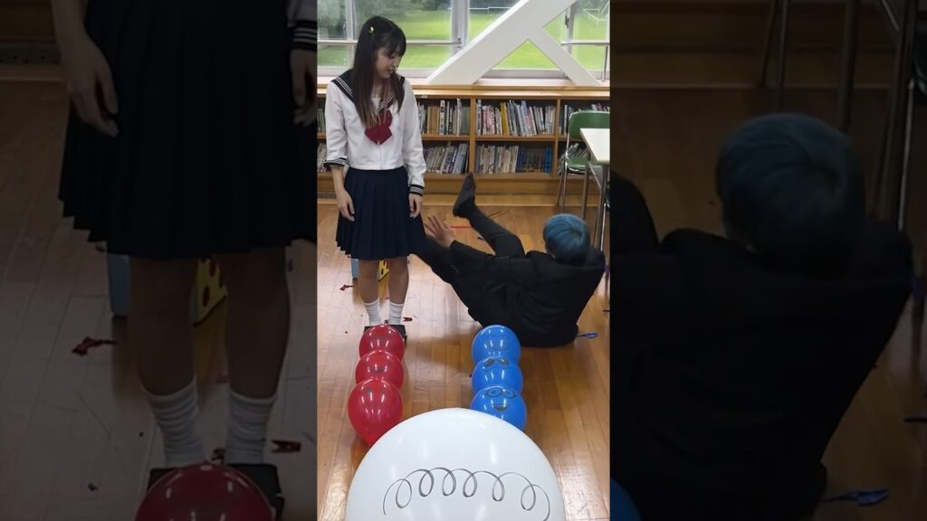 巨大風船を先に割ったら勝ち！　#shorts