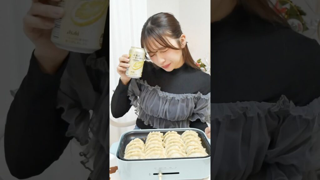 【幸】一人で絶品すぎ餃子作ってレモンサワー飲む！！華金一人晩酌🍻🍋！#shorts