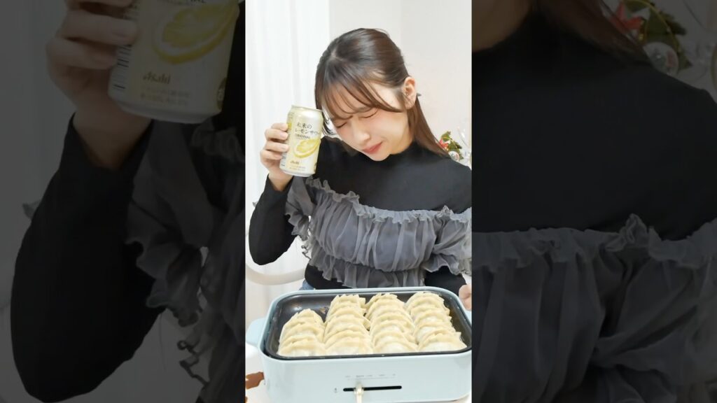 【幸】一人で絶品すぎ餃子作ってレモンサワー飲む！！華金一人晩酌🍻🍋！#shorts