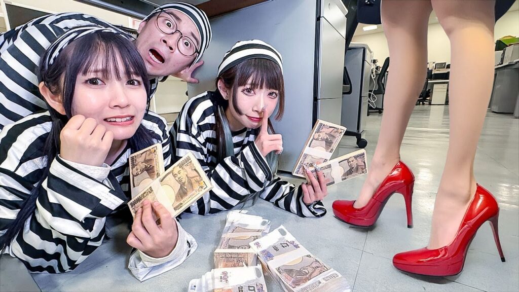 【対決】警察を騙せ！泥棒たちが銀行でバレずにお金盗む対決やってみた！