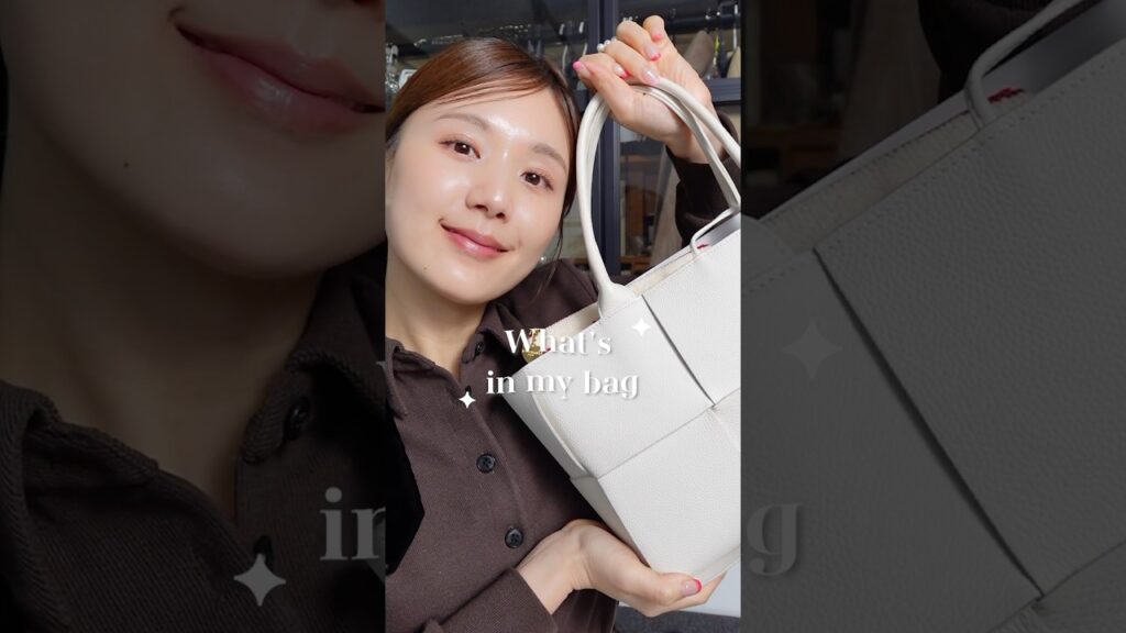 【カバンの中身】最近リアルに持ち歩いてるバッグの中身紹介👜🤍 【コスメ | カメラ | ダイエット】#shorts