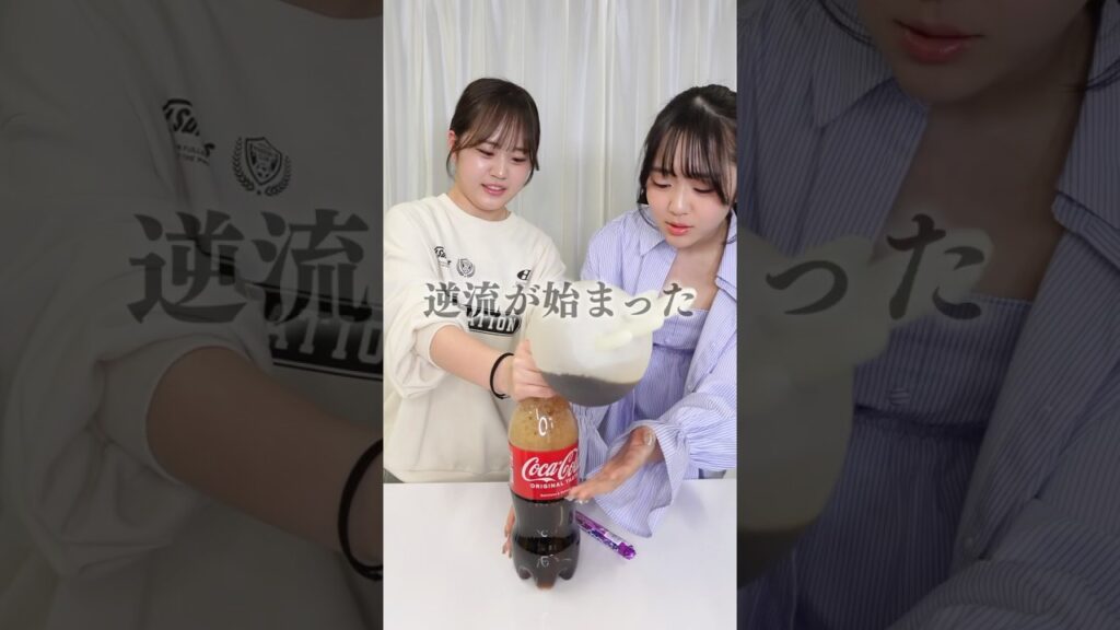 コーラを手袋に入れたら予想外すぎる結果に‥