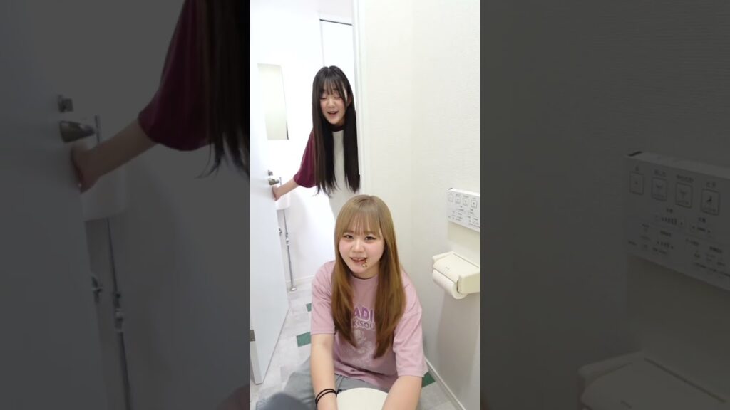隠れてトイレで食事する姉に悲劇が‥