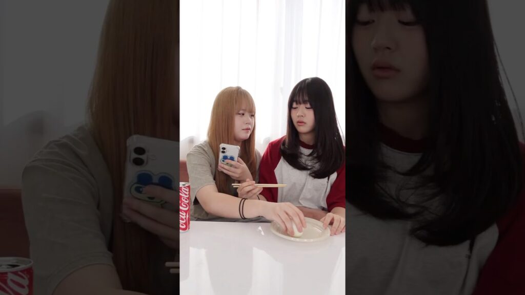 卵を箸で持てない妹を助ける？姉