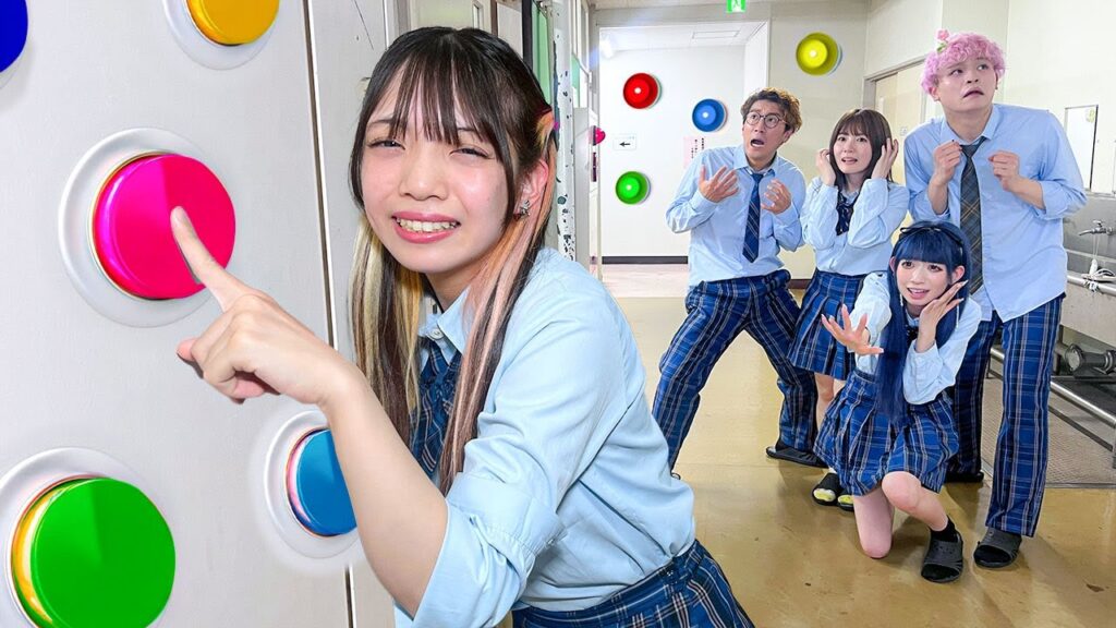 ボタンが学校に大量発生！？絶対に押してはいけないボタンを押したら大変なことに・・・【対決】