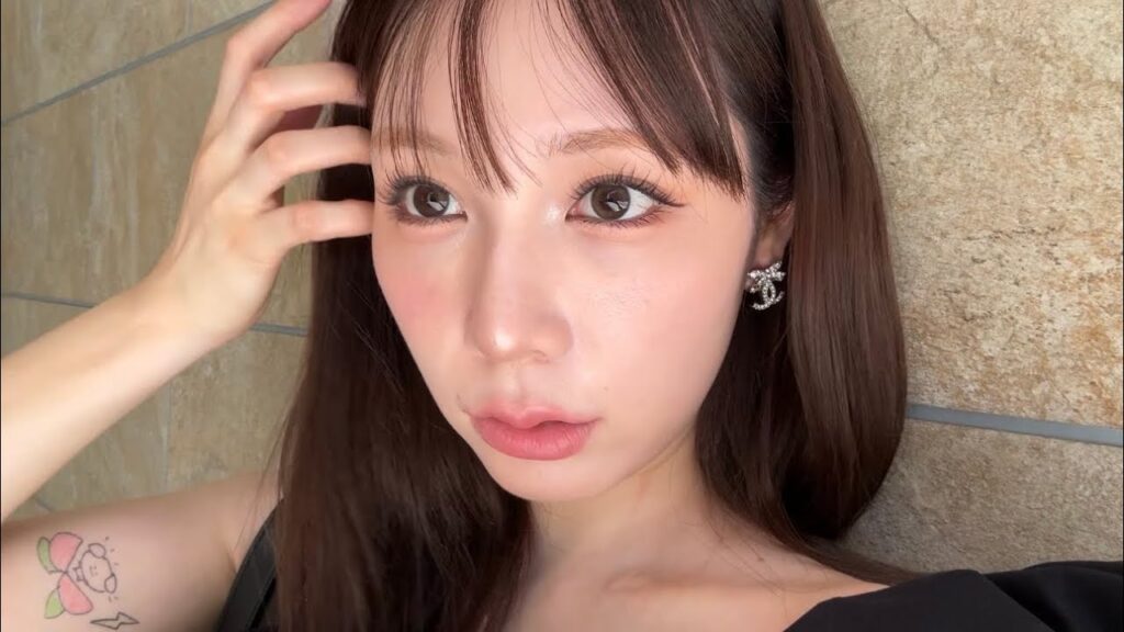 おめかししてお出かけしたのに暑すぎてニップレス取れて乳放り投げ