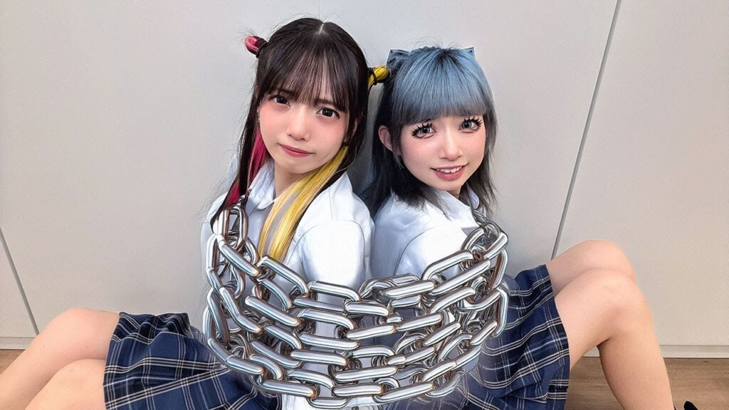 双子の姉妹が鎖でぐるぐる巻きにされました…