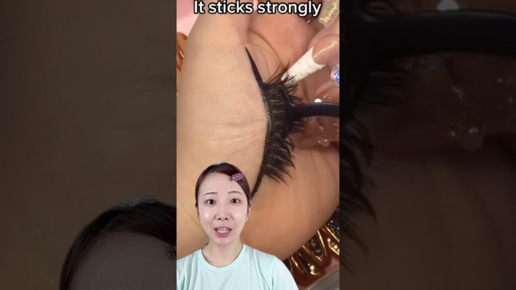 アイライナーが接着剤に！？つけま革命！