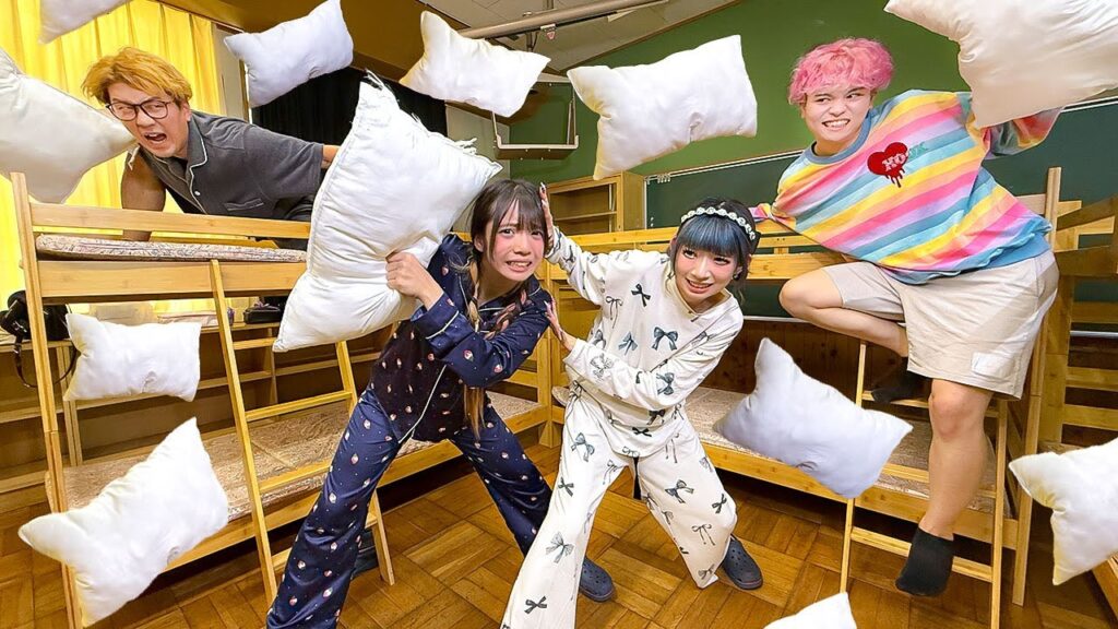 男女で枕投げドッジボール！？先生にバレずに遊んでみた！