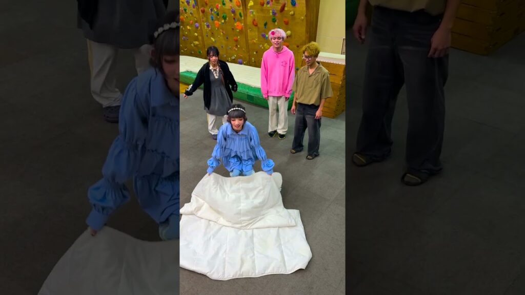 うまく隠れろ！ブランケットチャレンジ！　#shorts