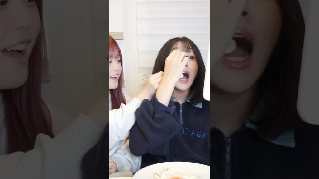 マスカラしながらご飯..？