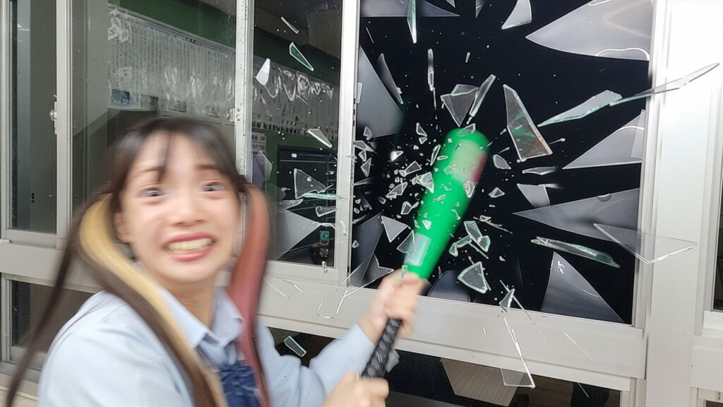 学校で窓ガラスを割ってしまいました・・・