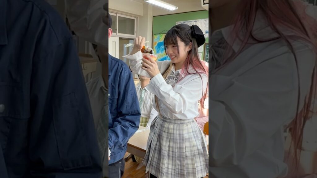 先生にバレずにお菓子を食べろ!! #shorts 先生にバレずにお菓子を食べろ!! #shorts