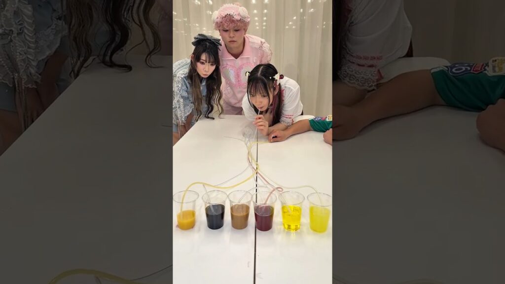 なが〜いストローで飲んだものは激苦・・・？ミステリードリンクチャレンジ！　#shorts