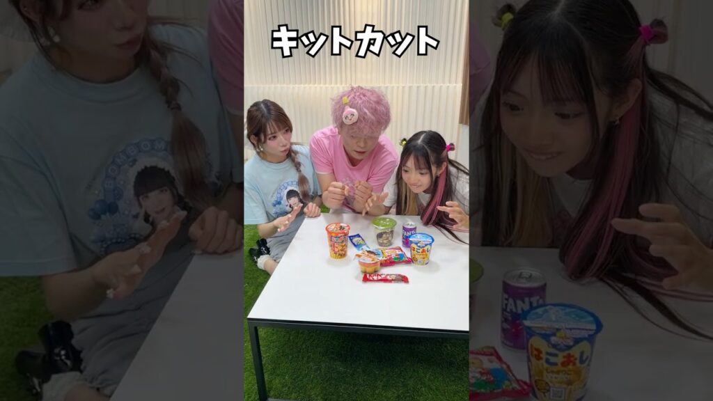 誰が一番先にお菓子をゲットできる?瞬発力チャレンジ!#shorts 誰が一番先にお菓子をゲットできる?瞬発力チャレンジ!#shorts